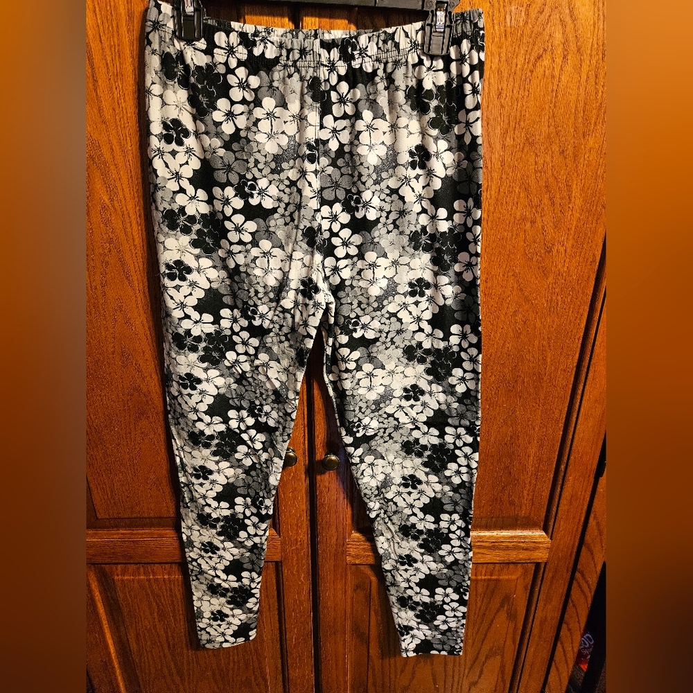 Floral Black and White Womens Leggings SIZE PLUS